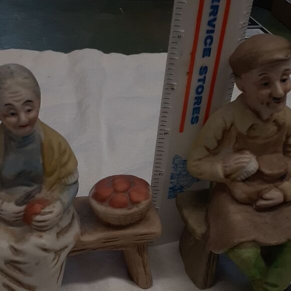 Pair of vintage ceramic figurines: old woman peeling apples and man scrubbing. - Picture 12 of 13